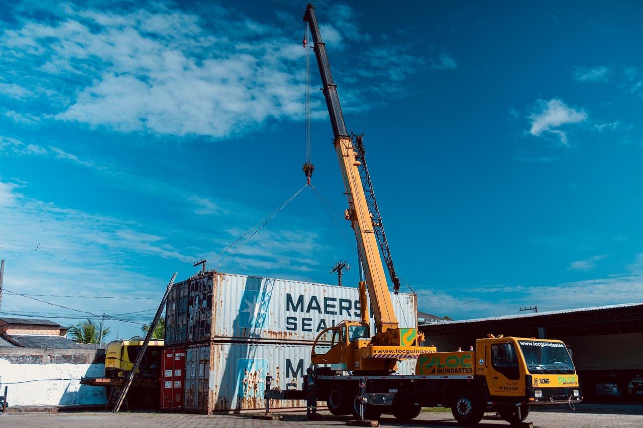 Guindaste LOC içando container Maersk em pátio logístico