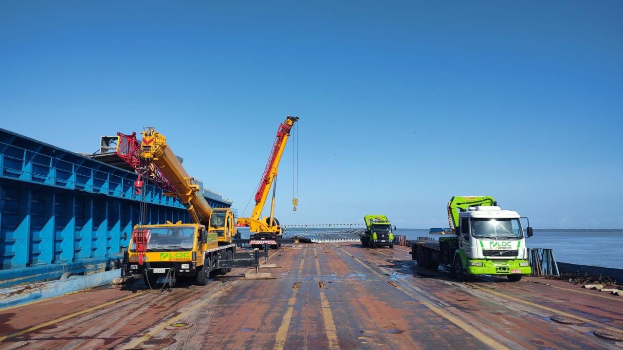 Frota LOC de guindastes operando em porto sobre balsa
