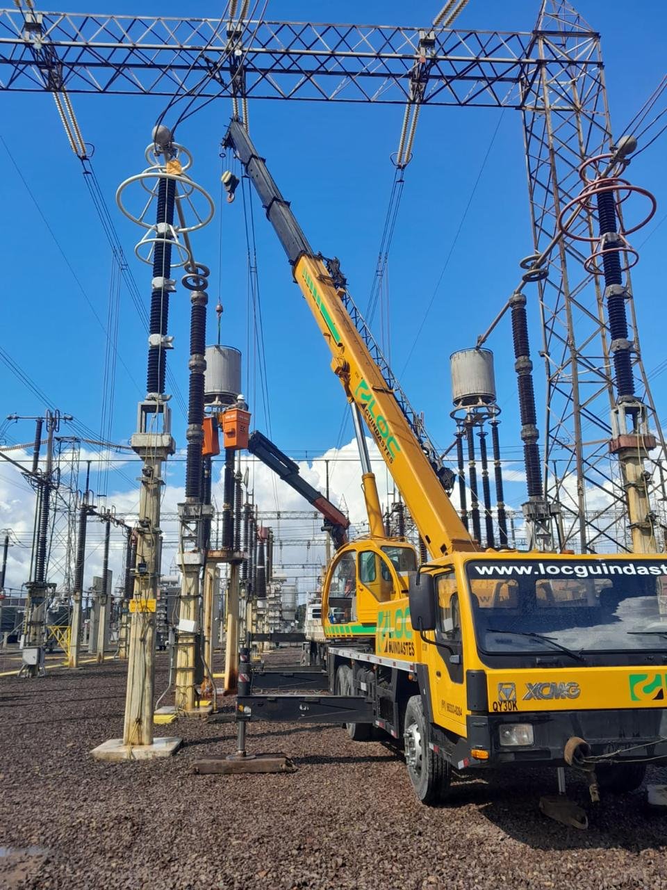 Guindaste LOC atuando em subestação de energia elétrica