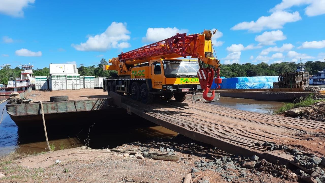 Guindaste LOC embarcando em balsa fluvial no Pará